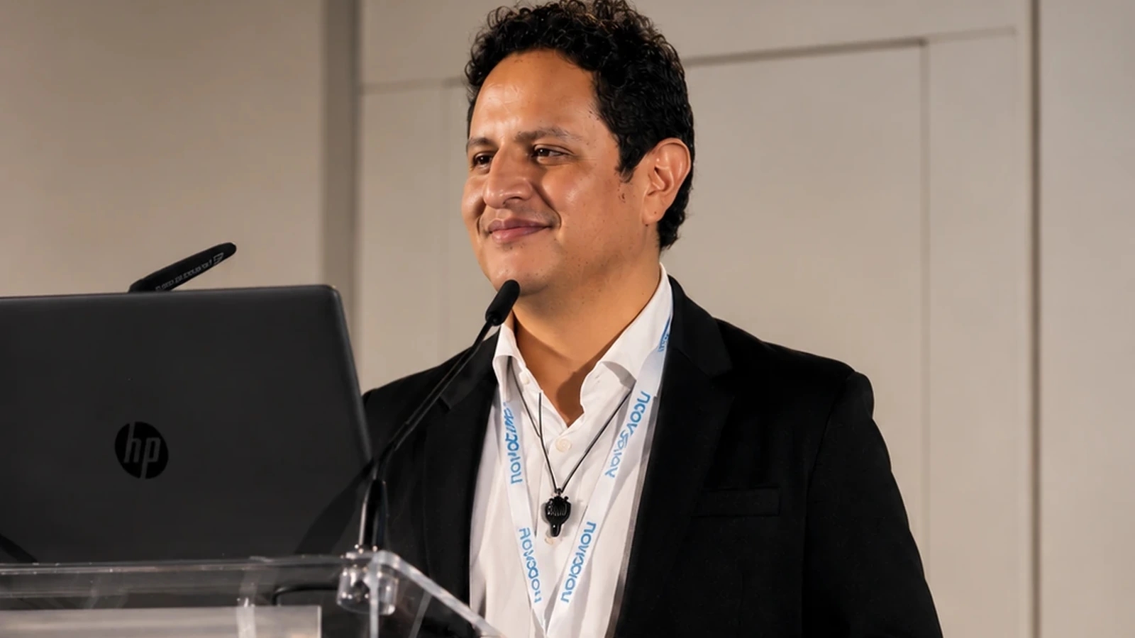 Dr. José Luis Thenier-Villa en una ponencia profesional